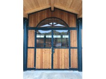 portone ad arco vetrato con griglia Q